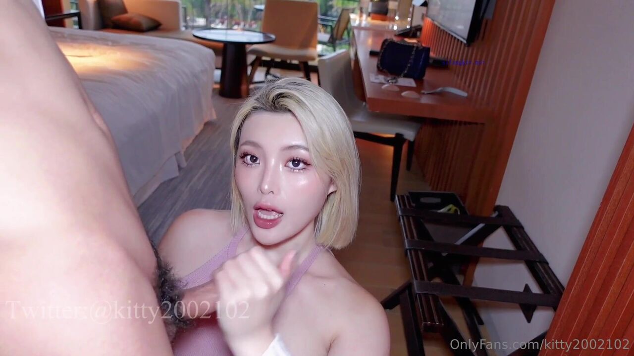 台北超颜女神【凯蒂】kitty 性感爆乳女友一进酒店便迫不及待地想要